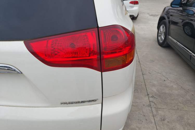 Used Mitsubishi Pajero Sport 2013 3.0L Automatic Two-Wheel Drive Luxury Edition Right Rear Taillight