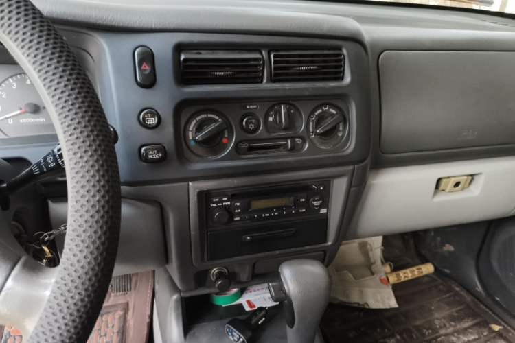 Used Mitsubishi Pajero Sport 2004 3.0L Automatic 4x4 Ultra-Luxury Edition Audio And AC Panel