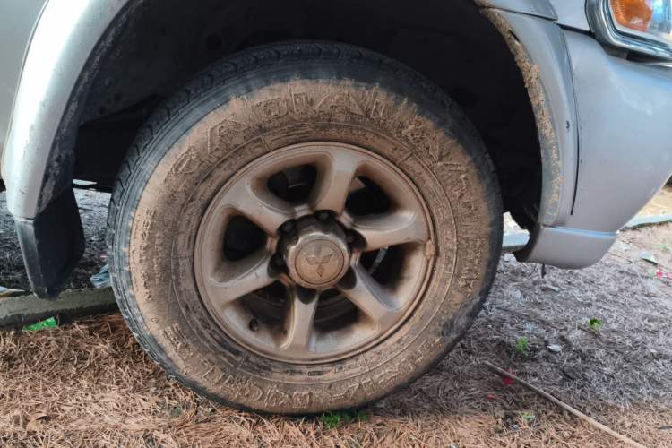 Used Mitsubishi Pajero Sport 2004 3.0L Automatic 4x4 Ultra-Luxury Edition Right Front Wheel Hub