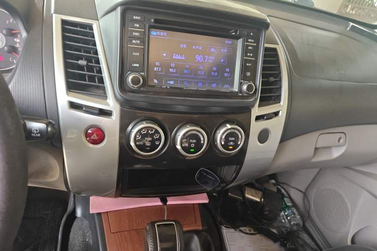 Used Mitsubishi Pajero Sport 2011 3.0L Luxury Navigation Edition Audio And AC Panel