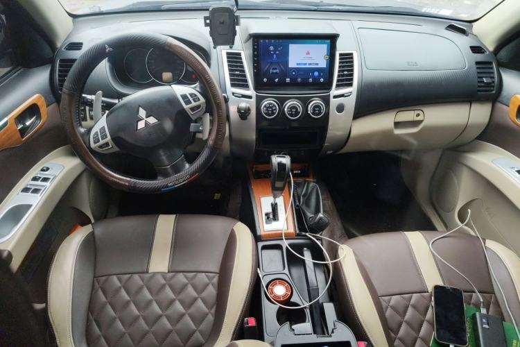Used Mitsubishi Pajero Sport 2011 3.0L Sport Navigation Edition Center Console