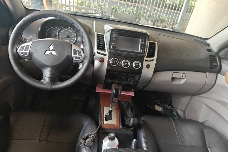 Used Mitsubishi Pajero Sport 2011 3.0L Luxury Navigation Edition Center Console