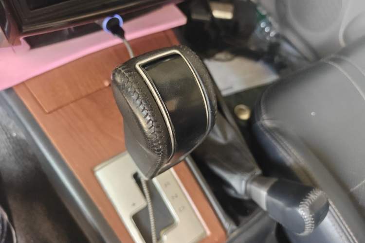 Used Mitsubishi Pajero Sport 2011 3.0L Luxury Navigation Edition Gear Lever