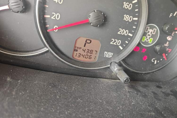 Used Mitsubishi Pajero Sport 2011 3.0L Luxury Navigation Edition Odometer Close Up