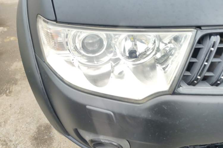 Used Mitsubishi Pajero Sport 2011 3.0L Sport Navigation Edition Right Front Headlight