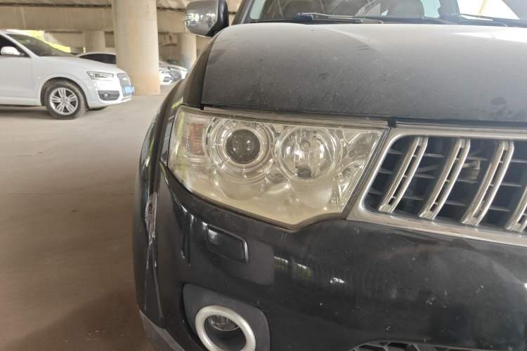 Used Mitsubishi Pajero Sport 2011 3.0L Luxury Navigation Edition Right Front Headlight