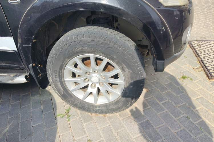Used Mitsubishi Pajero Sport 2011 3.0L Luxury Navigation Edition Right Front Wheel Hub