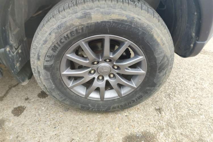 Used Mitsubishi Pajero Sport 2011 3.0L Sport Navigation Edition Right Front Wheel Hub