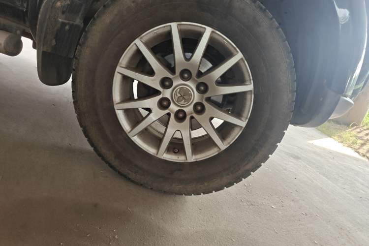Used Mitsubishi Pajero Sport 2011 3.0L Luxury Navigation Edition Right Front Wheel Hub