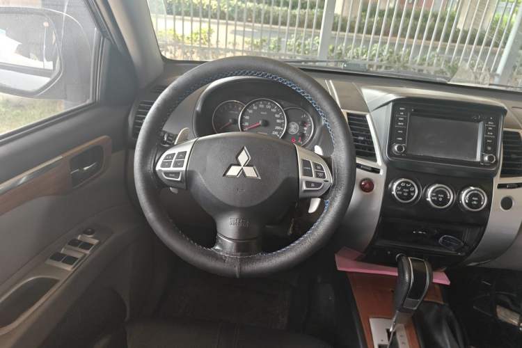 Used Mitsubishi Pajero Sport 2011 3.0L Luxury Navigation Edition Steering Wheel