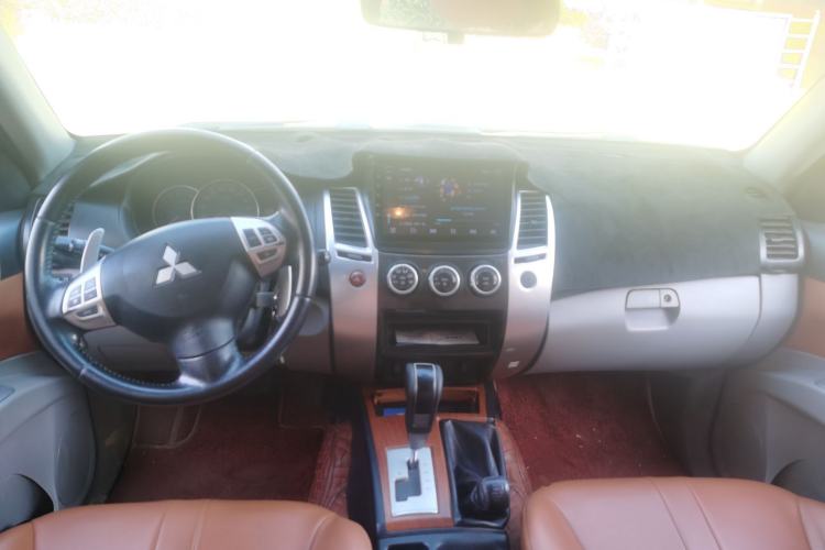 Used Mitsubishi Pajero Sport 2011 3.0L Sport Navigation Edition Center Console