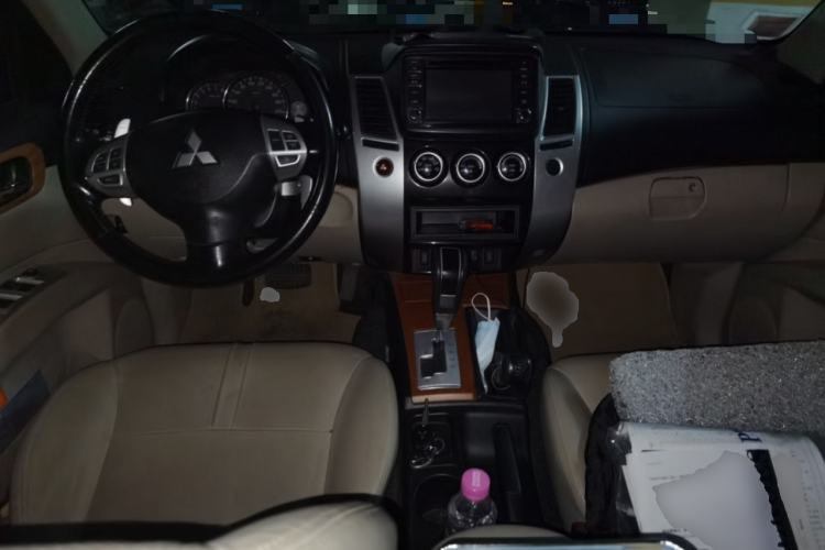 Used Mitsubishi Pajero Sport 2011 3.0L Luxury Navigation Edition Center Console