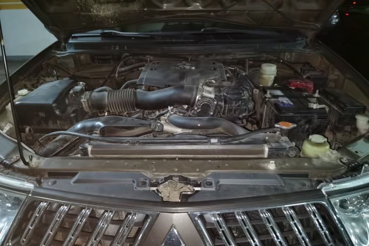 Used Mitsubishi Pajero Sport 2011 3.0L Luxury Navigation Edition Engine Bay