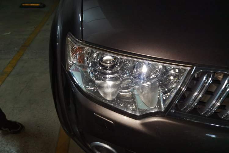 Used Mitsubishi Pajero Sport 2011 3.0L Luxury Navigation Edition Right Front Headlight