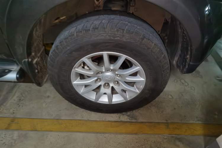 Used Mitsubishi Pajero Sport 2011 3.0L Luxury Navigation Edition Right Front Wheel Hub
