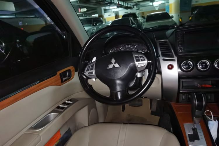 Used Mitsubishi Pajero Sport 2011 3.0L Luxury Navigation Edition Steering Wheel