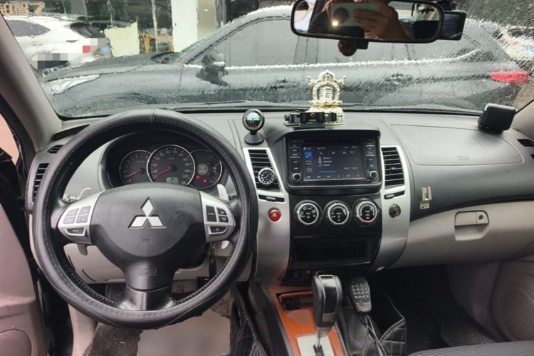Used Mitsubishi Pajero Sport 2011 3.0L Sport Navigation Edition Center Console