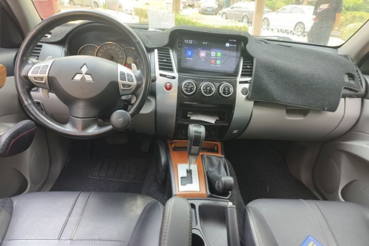 Used Mitsubishi Pajero Sport 2011 3.0L Luxury Navigation Edition Center Console