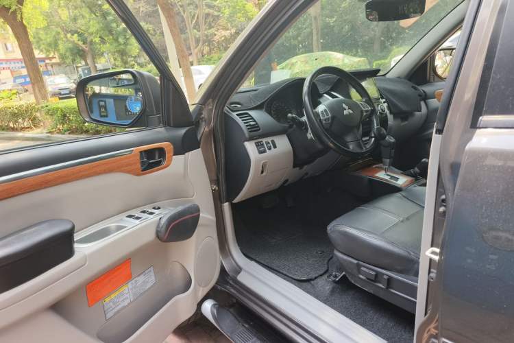 Used Mitsubishi Pajero Sport 2011 3.0L Luxury Navigation Edition Driver Seat