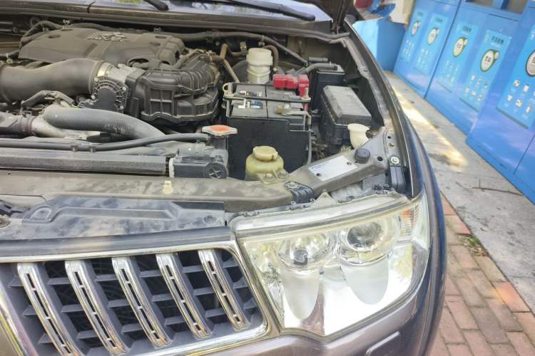 Used Mitsubishi Pajero Sport 2011 3.0L Luxury Navigation Edition Engine Bay Left