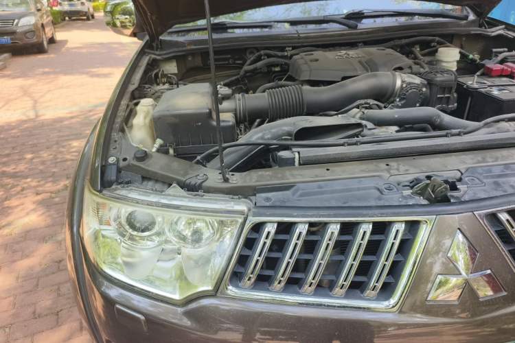 Used Mitsubishi Pajero Sport 2011 3.0L Luxury Navigation Edition Engine Bay Right