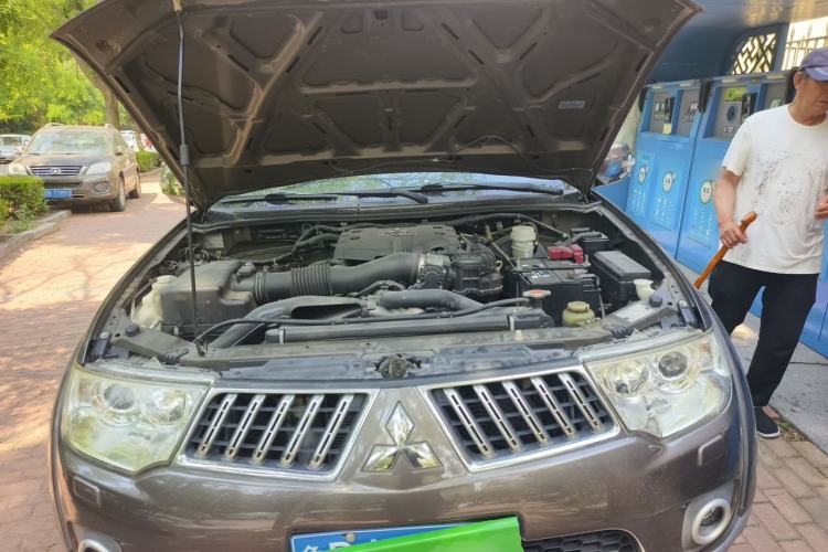Used Mitsubishi Pajero Sport 2011 3.0L Luxury Navigation Edition Engine Bay