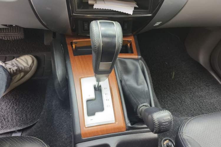 Used Mitsubishi Pajero Sport 2011 3.0L Luxury Navigation Edition Gear Lever