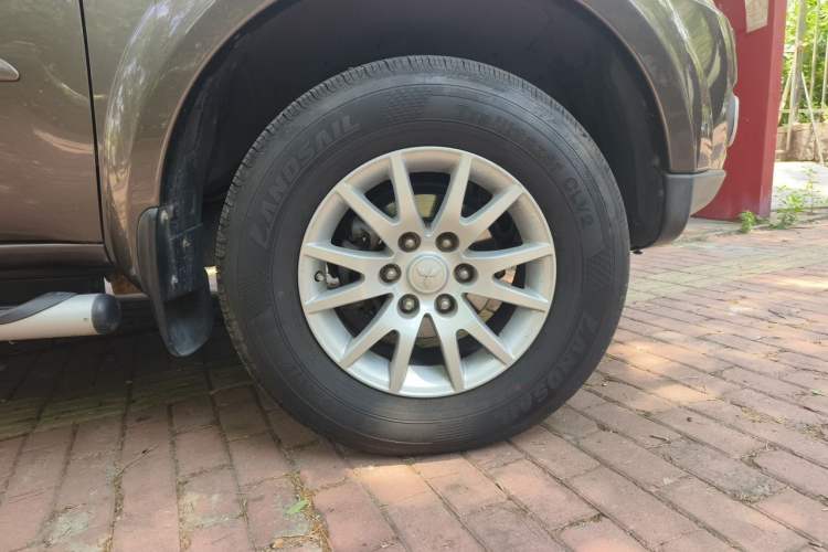 Used Mitsubishi Pajero Sport 2011 3.0L Luxury Navigation Edition Right Front Wheel Hub