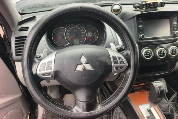 Used Mitsubishi Pajero Sport 2011 3.0L Sport Navigation Edition Steering Wheel