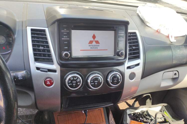 Used Mitsubishi Pajero Sport 2011 3.0L Luxury Navigation Edition Audio And AC Panel