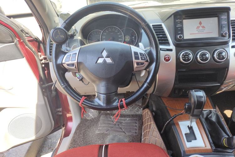 Used Mitsubishi Pajero Sport 2011 3.0L Luxury Navigation Edition Steering Wheel