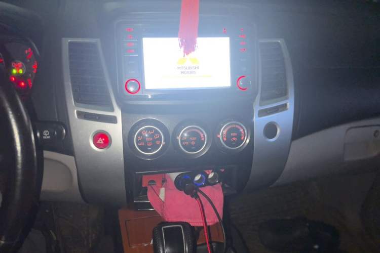 Used Mitsubishi Pajero Sport 2011 3.0L Luxury Navigation Edition Audio And AC Panel