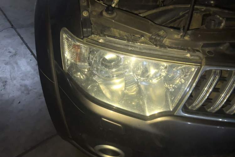 Used Mitsubishi Pajero Sport 2011 3.0L Luxury Navigation Edition Right Front Headlight