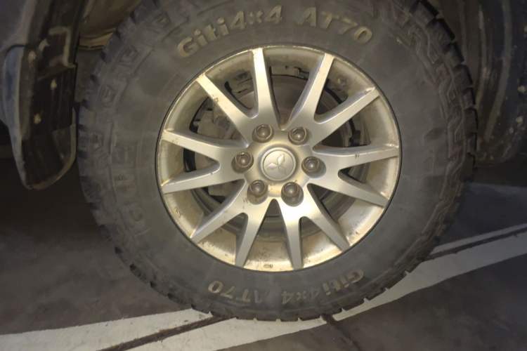 Used Mitsubishi Pajero Sport 2011 3.0L Luxury Navigation Edition Right Front Wheel Hub