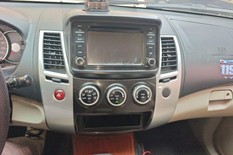 Used Mitsubishi Pajero Sport 2011 3.0L Luxury Navigation Edition Audio And AC Panel
