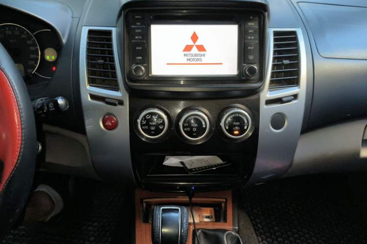 Used Mitsubishi Pajero Sport 2011 3.0L Luxury Navigation Edition Audio And AC Panel