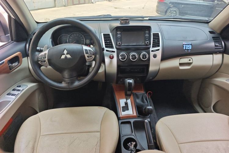 Used Mitsubishi Pajero Sport 2011 3.0L Luxury Navigation Edition Center Console