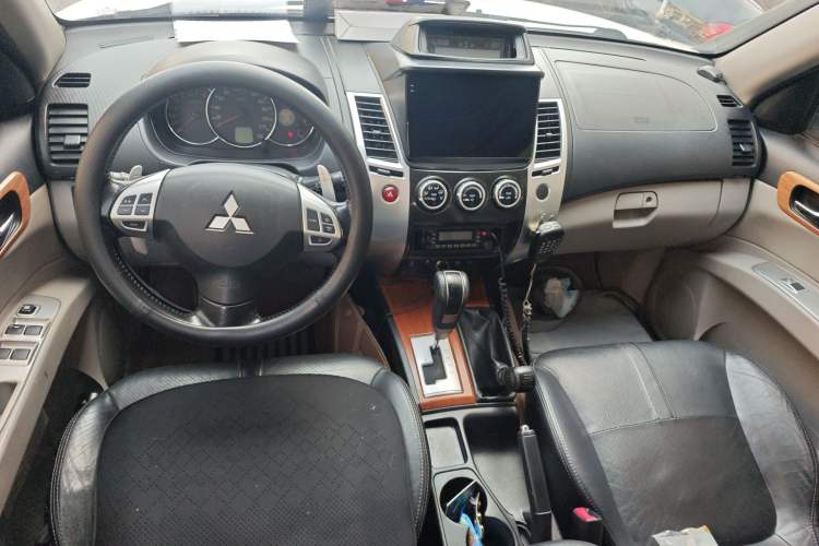 Used Mitsubishi Pajero Sport 2011 3.0L Sport Navigation Edition Center Console