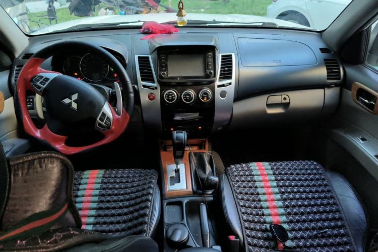 Used Mitsubishi Pajero Sport 2011 3.0L Luxury Navigation Edition Center Console