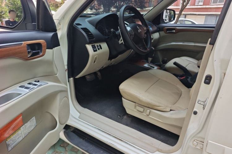 Used Mitsubishi Pajero Sport 2011 3.0L Luxury Navigation Edition Driver Seat