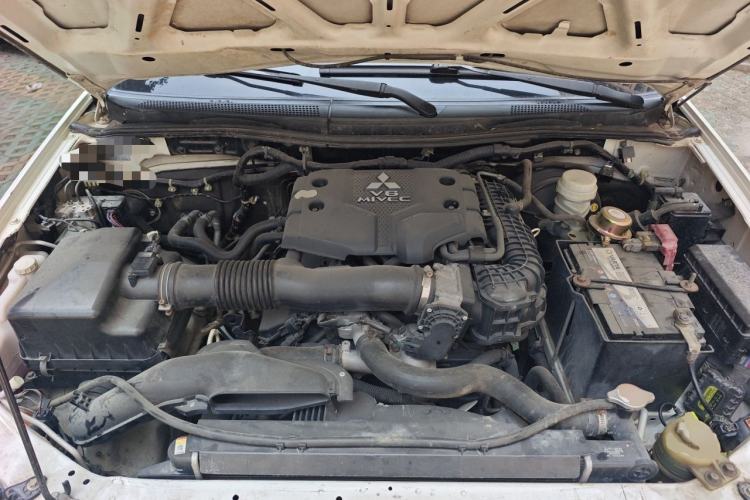 Used Mitsubishi Pajero Sport 2011 3.0L Luxury Navigation Edition Engine Bay