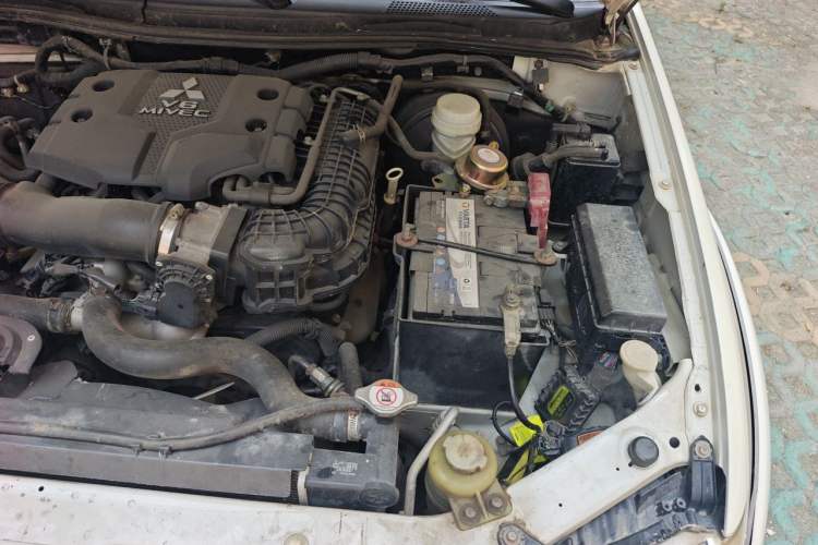 Used Mitsubishi Pajero Sport 2011 3.0L Luxury Navigation Edition Engine Bay Left