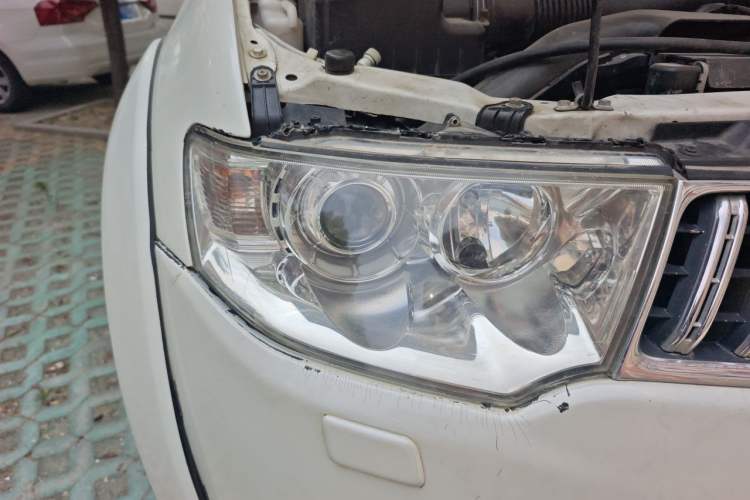 Used Mitsubishi Pajero Sport 2011 3.0L Luxury Navigation Edition Right Front Headlight