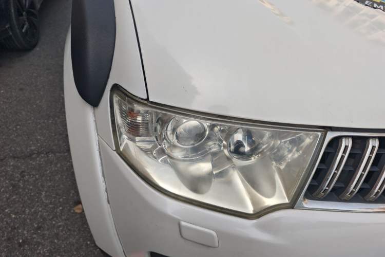 Used Mitsubishi Pajero Sport 2011 3.0L Sport Navigation Edition Right Front Headlight