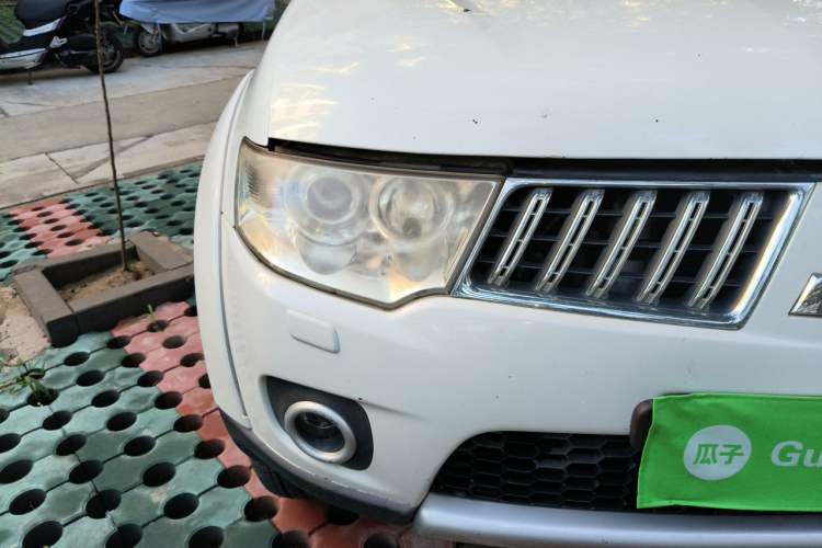 Used Mitsubishi Pajero Sport 2011 3.0L Luxury Navigation Edition Right Front Headlight