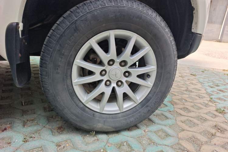 Used Mitsubishi Pajero Sport 2011 3.0L Luxury Navigation Edition Right Front Wheel Hub