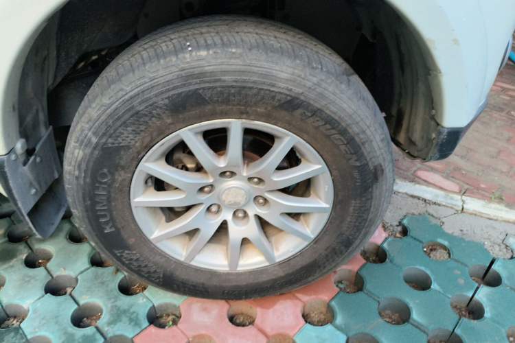 Used Mitsubishi Pajero Sport 2011 3.0L Luxury Navigation Edition Right Front Wheel Hub