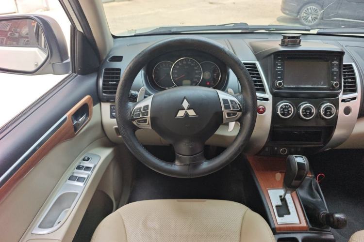 Used Mitsubishi Pajero Sport 2011 3.0L Luxury Navigation Edition Steering Wheel