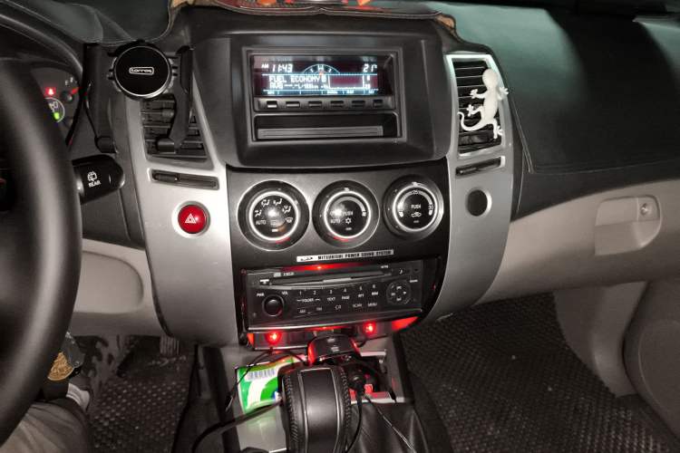Used Mitsubishi Pajero Sport 2013 3.0L Automatic 4x4 Executive Edition Audio And AC Panel