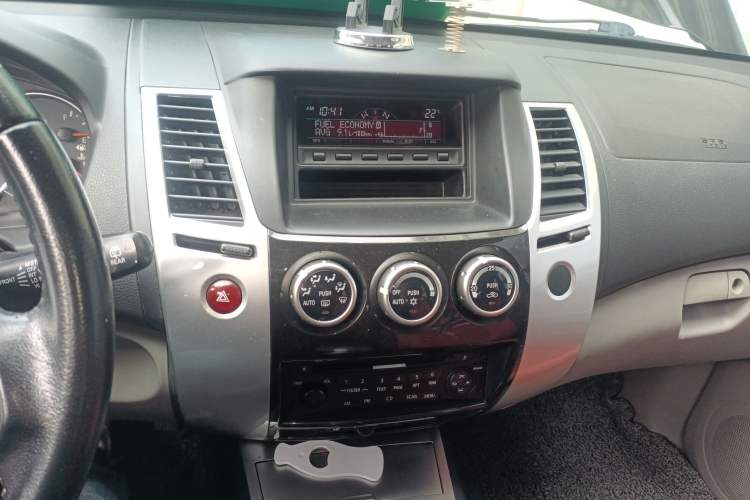 Used Mitsubishi Pajero Sport 2013 2.4L Manual Two-Wheel Drive Comfort Edition Audio And AC Panel